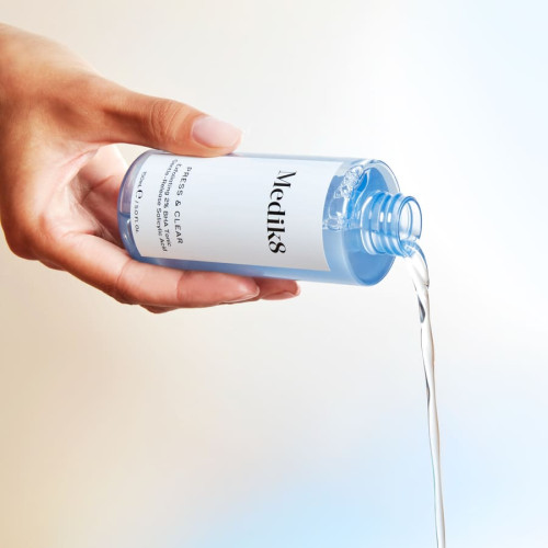 Medik8 Travel Size Press & Clear 30 ml Відлущувальний ВНА-тонік з 2% інкапсульованою саліциловою кислотою