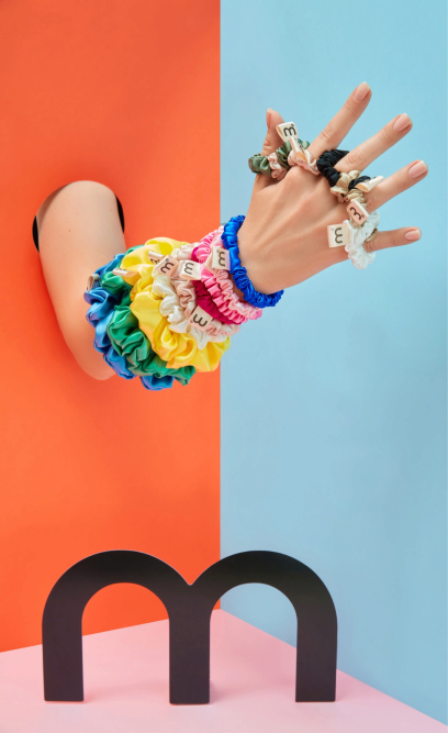 MON MOU Silk Slim Scrunchie Тонка шовкова резинка (сіро-бежева) — Фото 2