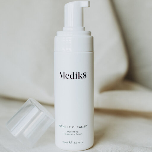 Medik8 Gentle Cleanse 150 ml Увлажняющая пенка для умывания с розмарином — Фото 3