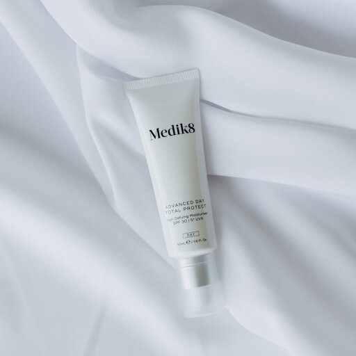 Medik8 Advanced Day Total Protect 50 ml Денний зволожуючий крем проти старіння з SPF 30 — Фото 1