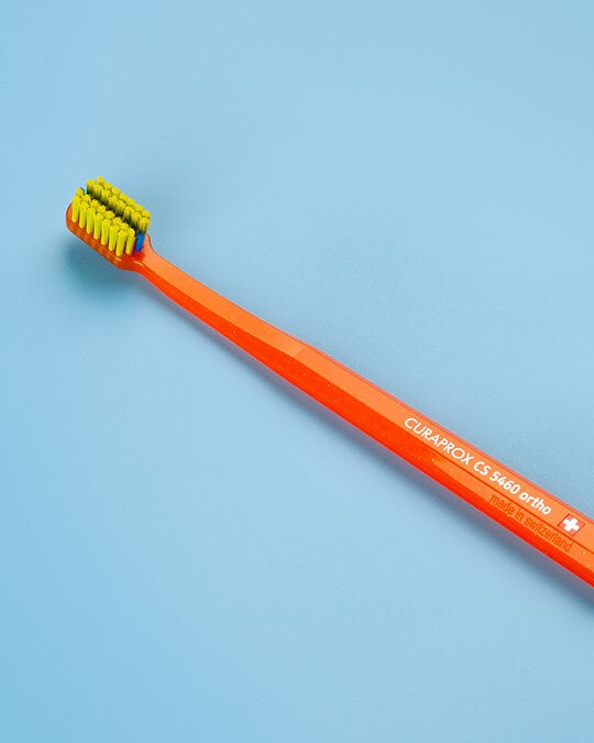 CURAPROX ortho ultra soft Ортодонтична зубна щітка (помаранчева) — Фото 3